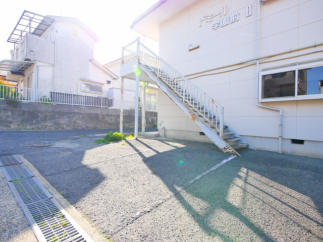 ドミール学園前の駐車場|駐車場に車を止められます