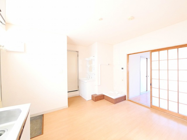 ドミール学園前の居間・リビング|こちらの居間で趣味の時間をお楽しみください