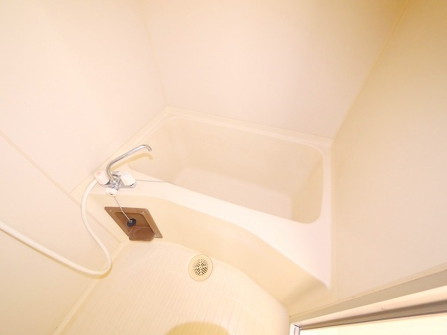 ドミール学園前の浴室|コンパクトで使いやすいお風呂です