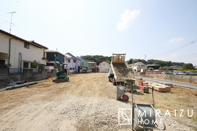 【前面道路含む現地写真】 | 陽の光をたっぷりと浴びながら気持ち良く生活が出来ます。夢のマイホーム、夢ではなく実現出来ます！見学・ご相談等、お気軽にご連絡下さい。