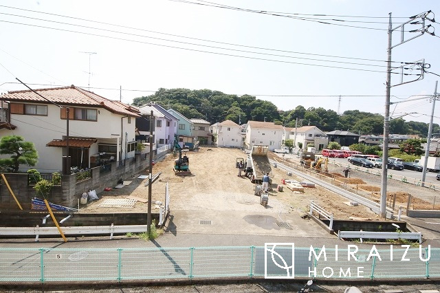 【前面道路含む現地写真】 | ＼静かな環境で落ち着いた暮らしをご希望のお客様／広さと価格のバランスの良いマイホーム！近隣施設にも恵まれ立地！詳細、ご見学希望・資料請求ミライズホームお気軽にお問合せ下さい♪
