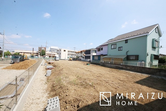 【前面道路含む現地写真】 | 陽の光をたっぷりと浴びながら気持ち良く生活が出来ます。夢のマイホーム、夢ではなく実現出来ます！見学・ご相談等、お気軽にご連絡下さい。