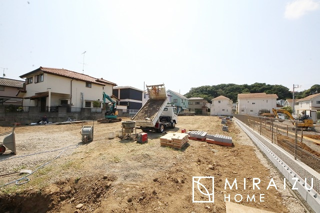 【前面道路含む現地写真】 | お車の運転に自信のない方でも安心かなと思います。とても解放感があり、日当たりも気持ちよさそうです。

