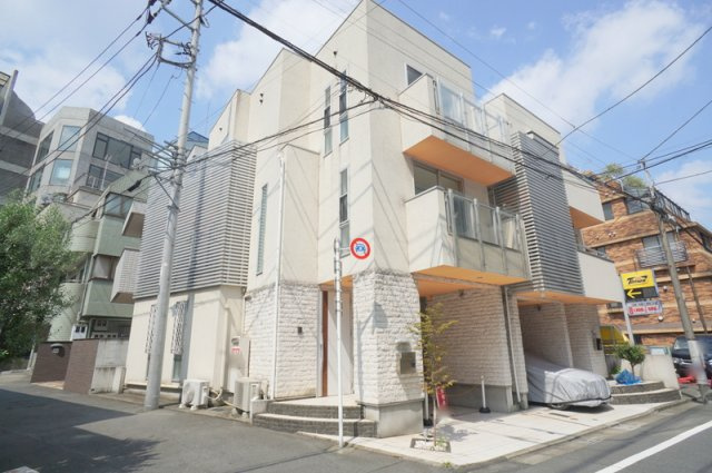 代々木３　土地の外観|☆東側公道・南東側公道に面する角地で陽当たり良好
☆5路線3駅利用可能で利便性の高い土地