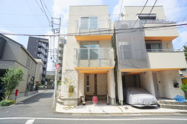 代々木３　土地の外観|☆建物情報☆（現況渡し）
木造3階建　3LDK　延床面積107.14㎡
2011年11月築
