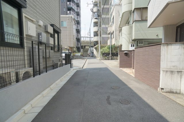 代々木３　土地の前面道路含む現地写真|南東側　公道　幅員約3.1m