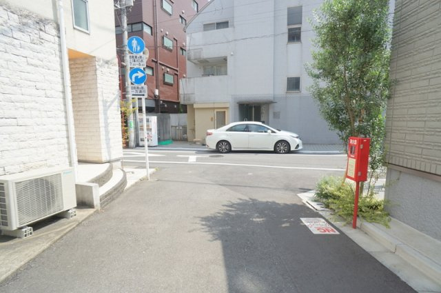 代々木３　土地の前面道路含む現地写真|南東側　公道　幅員約3.1m