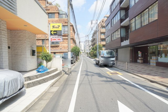 代々木３　土地の前面道路含む現地写真|東側　公道　幅員約5.4m
