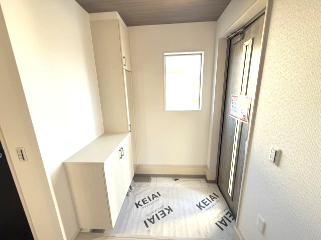 アーバンスタイル渋川市八木原１期　２号棟の玄関|玄関収納もついていますよ！