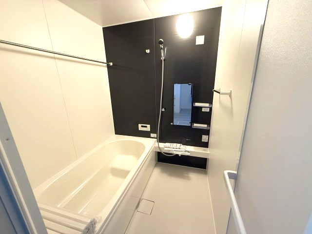 アーバンスタイル渋川市八木原１期　２号棟の浴室|１坪タイプのフルオートバスです！
足を延ばして入れる広さなので一日の疲れも癒されますよ♪
室内物干しや浴室乾燥機もあるのでお天気の悪い日にはランドリースペースとしてもご利用できます！