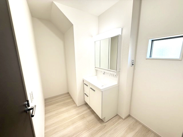 アーバンスタイル渋川市八木原１期　２号棟の玄関|シャワー水栓付き洗面台で朝の身支度もバッチリです！
洗面台には収納スペースもあり洗面室もすっきり片付きますよ！