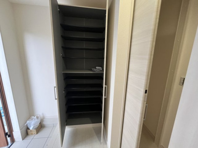 【玄関】 | 【20万円ｷｬｯｼｭﾊﾞｯｸ対象物件】リーブルガーデン北葛城郡河合町泉台2丁目3期全3棟 3号棟 | シューズボックス