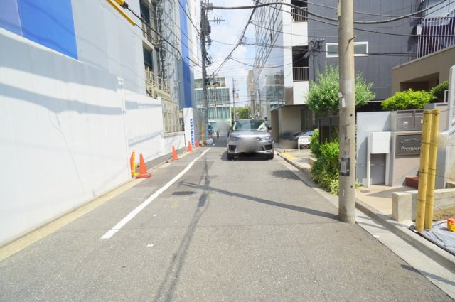 南青山６　土地の前面道路含む現地写真|西側　公道　幅員約5.4m