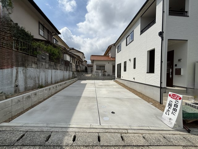 新築戸建　高取南2丁目の駐車場|趣味の車やバイクもまとめて駐車できる広さ。
