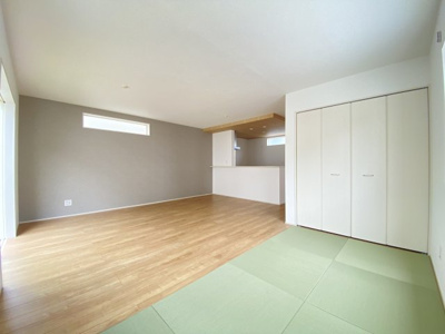 【和室】 | 南城市玉城糸数3期（全4棟）2号棟 | 2号棟　LDK16帖＋畳コーナー4帖付き♪