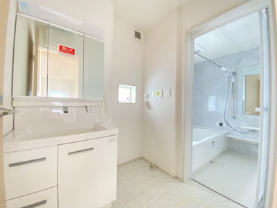 【独立洗面台】 | 南城市玉城糸数3期（全4棟）2号棟 | 2号棟　三面鏡付き洗髪洗面化粧台♪