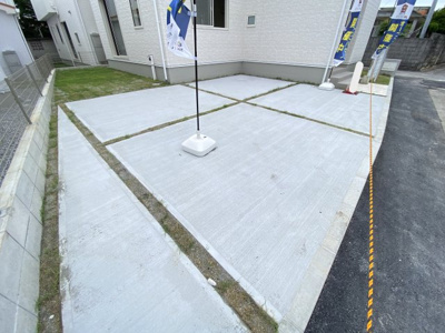 【駐車場】 | 南城市玉城糸数3期（全4棟）2号棟 | 2号棟　並列駐車3台可♪