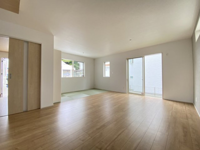 【居間・リビング】 | 南城市玉城糸数3期（全4棟）2号棟 | 2号棟　LDK16帖＋畳コーナー4帖付き♪