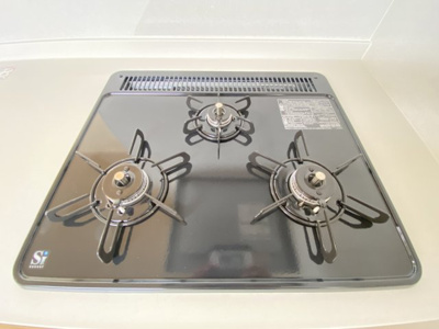 【キッチン】 | 南城市玉城糸数3期（全4棟）2号棟 | 2号棟　三口コンロ♪