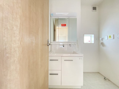 【独立洗面台】 | 南城市玉城糸数3期（全4棟）2号棟 | 2号棟　三面鏡付き洗髪洗面化粧台♪