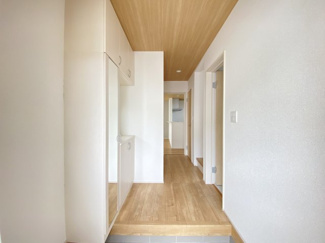 【玄関】 | 南城市玉城糸数3期（全4棟）2号棟 | 2号棟　十分な収納付き玄関♪