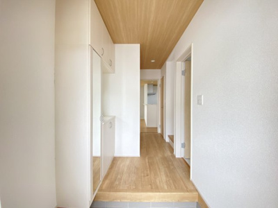 【玄関】 | 南城市玉城糸数3期（全4棟）2号棟 | 2号棟　十分な収納付き玄関♪