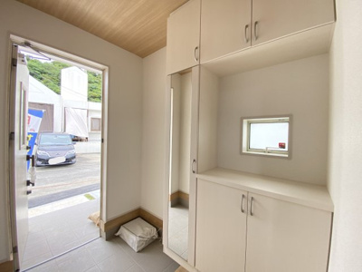 【玄関】 | 南城市玉城糸数3期（全4棟）2号棟 | 2号棟　十分な収納付き玄関♪