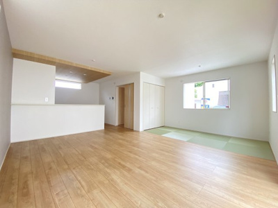 【居間・リビング】 | 南城市玉城糸数3期（全4棟）2号棟 | 2号棟　LDK16帖＋畳コーナー4帖付き♪