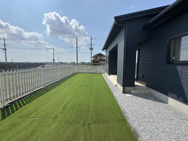 築浅の豪華な注文住宅♪おしゃれな平屋　上三川の庭|お庭でゆったりと過ごせます