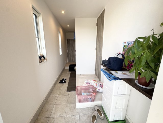 築浅の豪華な注文住宅♪おしゃれな平屋　上三川の玄関|収納もある玄関です