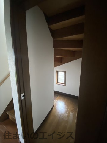 八代市古閑下町中古戸建の収納|階段下も広い収納になっています