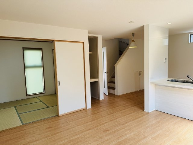 八王子市　石川町　中古戸建ての居間・リビング|～明るく開放感のあるLDK、家族団欒の時間をお過ごしいただけます～