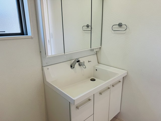 八王子市　石川町　中古戸建ての独立洗面台|～３面鏡付きの独立洗面台　細々している物をスッキリ収納出来ます～