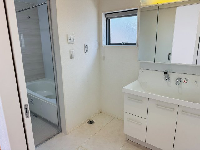 八王子市　石川町　中古戸建ての脱衣所|～窓付きで明るい洗面所　換気もしやすいです～