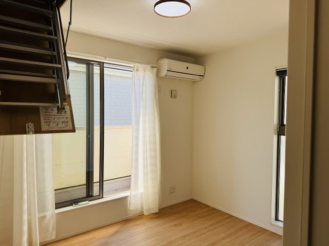 八王子市　石川町　中古戸建ての洋室|～2階南側バルコニーに面している洋室です～