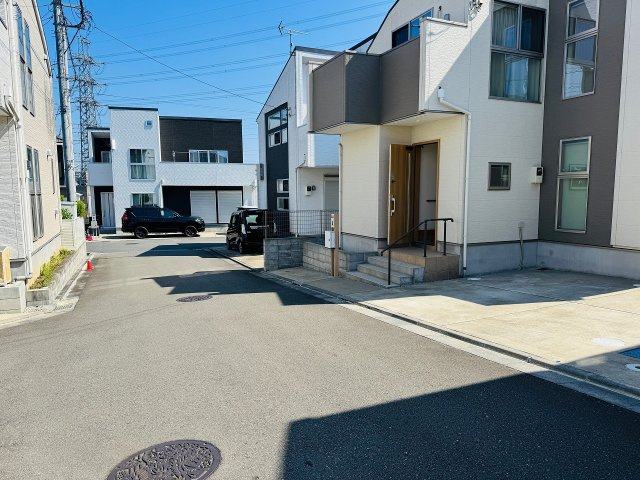 八王子市　石川町　中古戸建ての前面道路含む現地写真|～西側10.5ｍ道路に面しています～