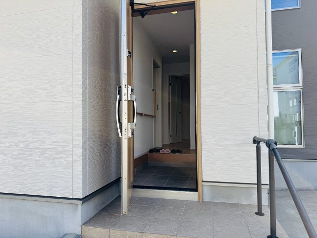 八王子市　石川町　中古戸建ての玄関|～玄関は安心のWロックキーを採用～