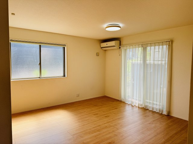 八王子市　石川町　中古戸建ての居間・リビング|～明るく開放感のあるLDK、家族団欒の時間をお過ごしいただけます～