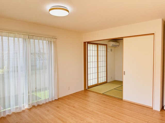 八王子市　石川町　中古戸建ての居間・リビング|～明るく開放感のあるLDK、家族団欒の時間をお過ごしいただけます～