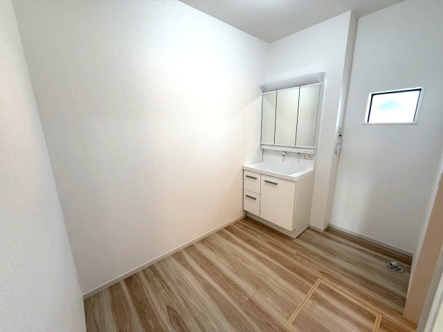 アーバンスタイル渋川市八木原１期　３号棟の独立洗面台|シャワー水栓付き洗面台で朝の身支度もバッチリです！
洗面台には収納スペースもあり洗面室もすっきり片付きますよ！