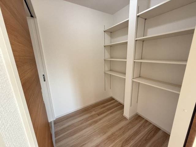 アーバンスタイル渋川市八木原１期　３号棟の収納|1階ユーティリティです。可動棚付きの棚が複数付いているので様々な物が収納可能です！
2帖の広さがございます。