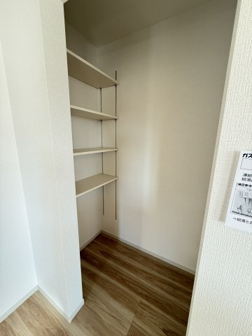 アーバンスタイル渋川市八木原１期　３号棟の収納|キッチン横のパントリー収納です。可動棚付きで使い勝手が良いですよ！