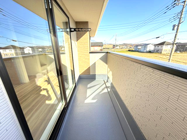 アーバンスタイル渋川市八木原１期　３号棟のバルコニー|南面バルコニー付きで洗濯物も良く乾きますよ！