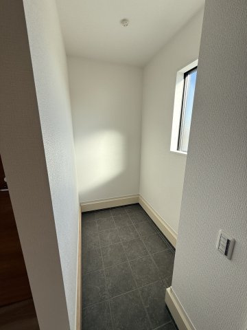 アーバンスタイル渋川市八木原１期　３号棟の玄関|玄関にはシューズインクロークが標準装備！