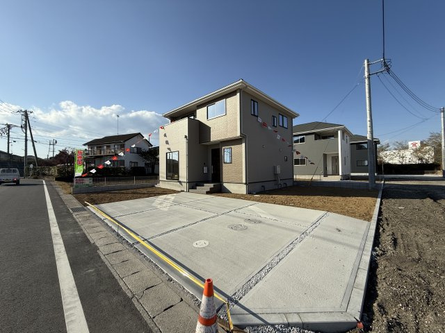 アーバンスタイル渋川市八木原１期　３号棟の前面道路含む現地写真|前面道路も広々していて、車の出し入れもしやすいですよ！