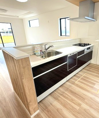 アーバンスタイル渋川市八木原１期　３号棟のキッチン|人気のカウンターキッチン採用です☆
コンロも３口ご用意しています！調理スペースも広くストレスなくお料理できます。
浄水器つきなので美味しいお水も飲めますよ♪