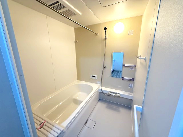 アーバンスタイル渋川市八木原１期　３号棟の浴室|１坪タイプのフルオートバスです！
足を延ばして入れる広さなので一日の疲れも癒されますよ♪
室内物干しや浴室乾燥機もあるのでお天気の悪い日にはランドリースペースとしてもご利用できます！