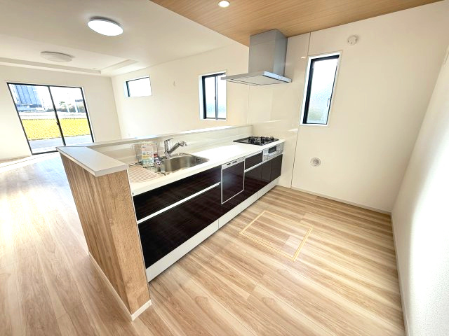 アーバンスタイル渋川市八木原１期　３号棟の居間・リビング|人気のリビング階段の設計です。18帖の広々リビング♪カウンターキッチンなのでお料理をしながら会話もできます。
夕食の支度をしながら、お子様の様子も見られて自然と会話も増えますよ♪