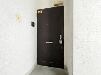 【その他共用部分】 | 皆様をお迎えする、お部屋の玄関ドア。開けやすさや開放角度、ドアノブの操作しやすさや鍵の形状などを、現地で一度ご確認ください。～即日のご見学可能～　お問合せはお気軽にどうぞ。
