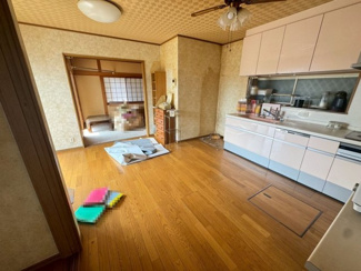 【居間・リビング】 | 下野町１丁目　中古戸建 | セブンイレブンまで徒歩５分！ウエルシアまで徒歩６分！コーナンＰＲＯまで徒歩１８分！お買い物に便利な立地ですね♪